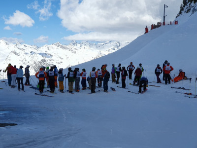 Y a du monde sur le tarmac, ça va saigner pour négocier la réduction de largeur au premier virage(voir vidéo à venir)