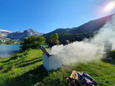 le brouillard du lac de Tignes, un phénomène se produisant essentiellement les samedi soirs à la tombée du jour