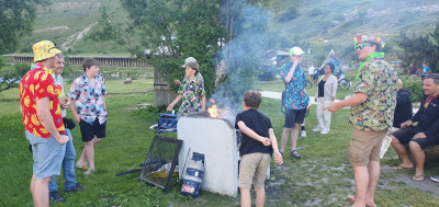 Technique de soufflage pour attiser la flamme, toute monde s'y met