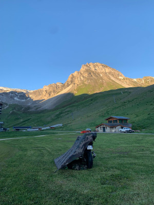 le MDF d'or du bivouac sous un tarp derrière la moto, trop fort Rob!!!