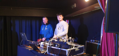 La soirée se prépare, deux DJ aux platines: Nb 1 Amaury et en second Starsky