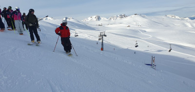 Tenner prêt au départ avec ton caméraman en ski
