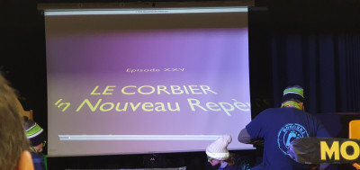 C'est parti pour la traditionnelle chanson d'intro de la famille Flyingsam