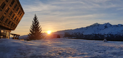 Coucher de soleil sur 1600, magnifique ensoleillement le soir qui permet de boire des pots en terrasse