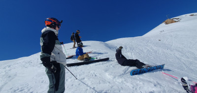 On est reparti pour une aprem de ride, pose en observation de la faune locale qui tape du back flip à certain coin de bosse