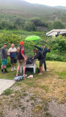 Moment critique d'un redépart de pluie sur le barbuc fraîchement allumé