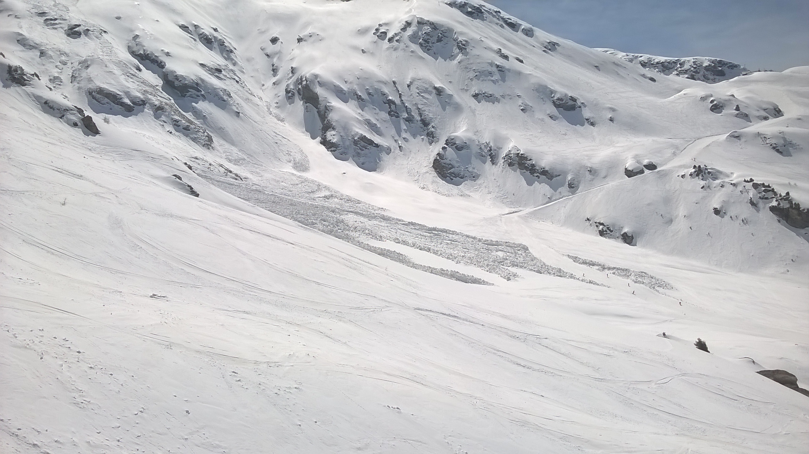 avalanche de fonte de début avril,traversant la piste rouge