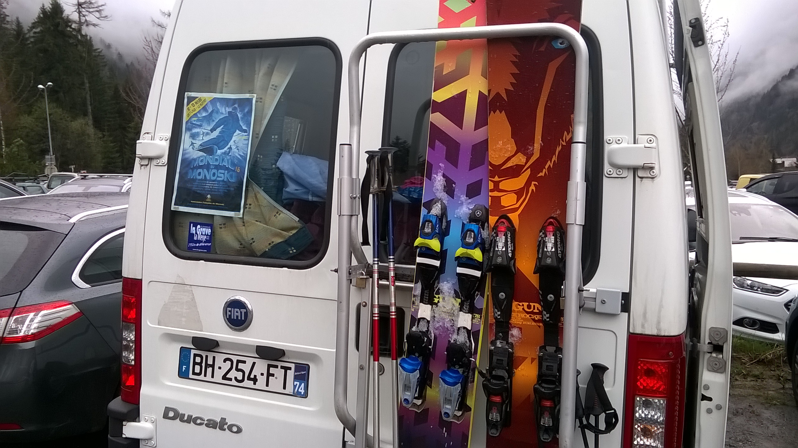 la camionette de bruno bricol tout! il a de la resource!