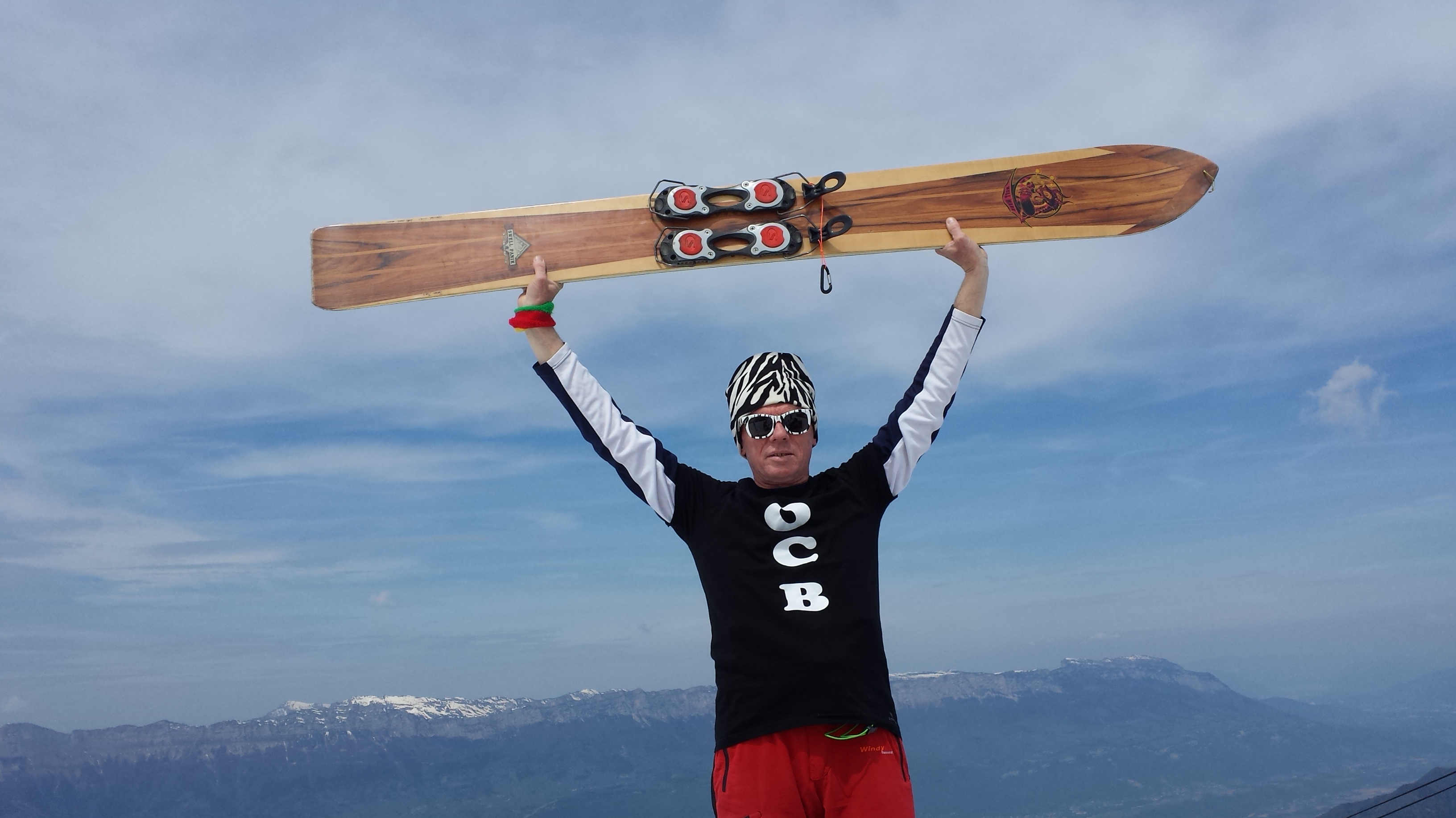 toujours plus haut, debout sur la table!
