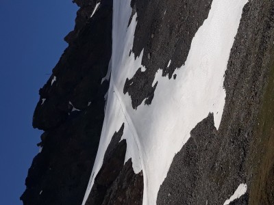 Màitre Pel,c est bien régalé sur ce gros névé lors du retour au col.....