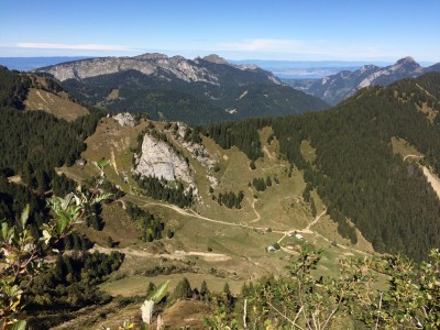 Juste en bas les chalets de la premiere fondue MdE, au fond le Léman