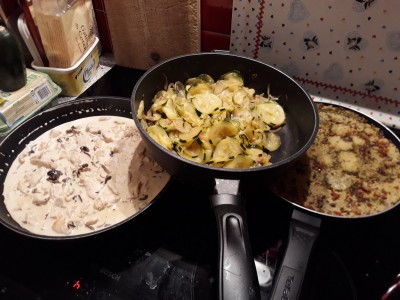 Émincé aux chanterelles,courgettes du zébr et son méli-mélo de légumes et céréales...avec un bon cru<br />Yhaaa