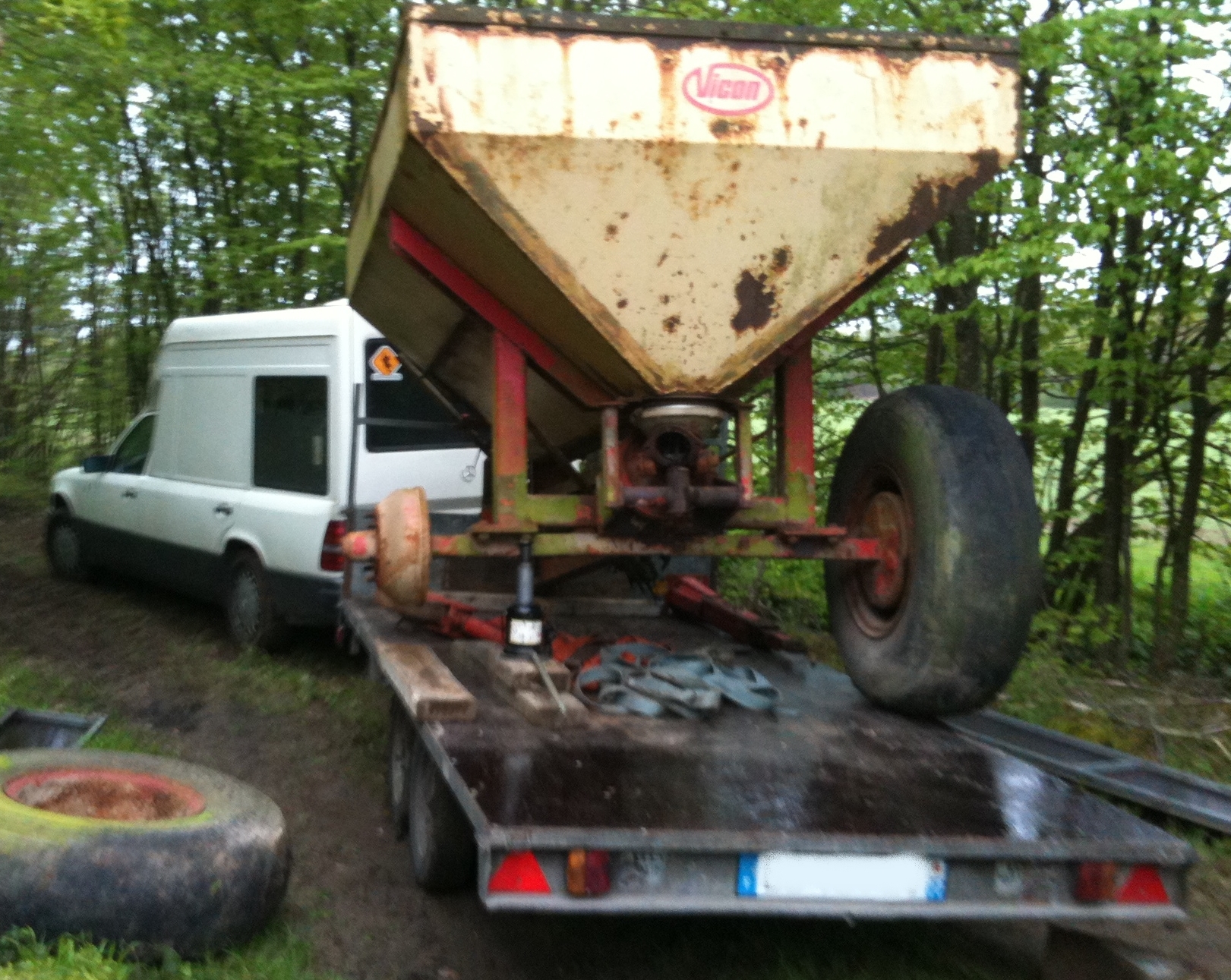 Parce que, dans la bouillasse, quand y'a plus d'arbre pour accrocher le tirefort, jai fini par dételer, et aller chercher les chaînes dans l'autre voiture, à 25 bornes. Fin de l'aventure=1h40.