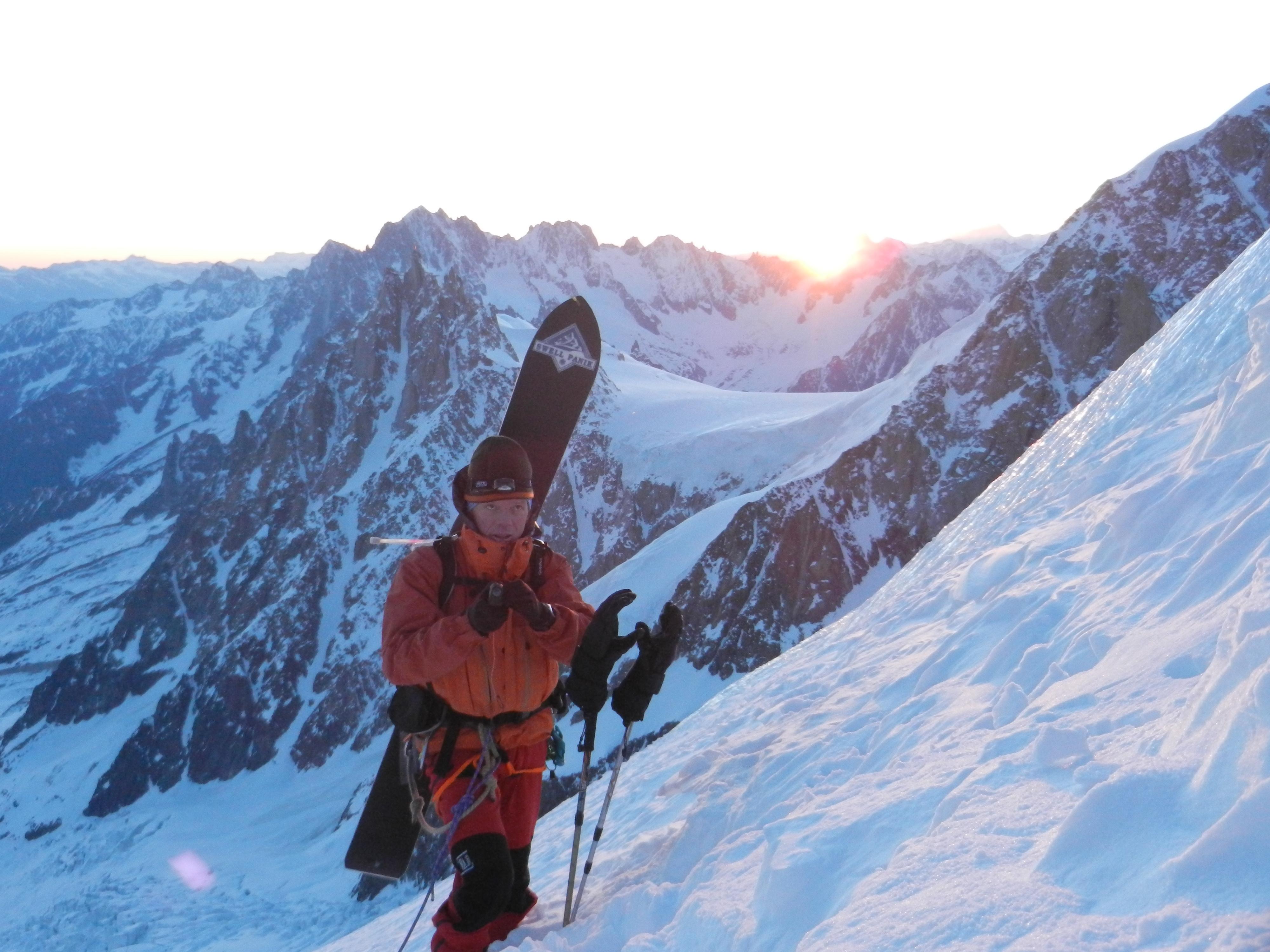 4 heures déjà qu'on est parti du refuge des Grands Mulets, 1000m plus bas, le jour se lève enfin, ça caille!