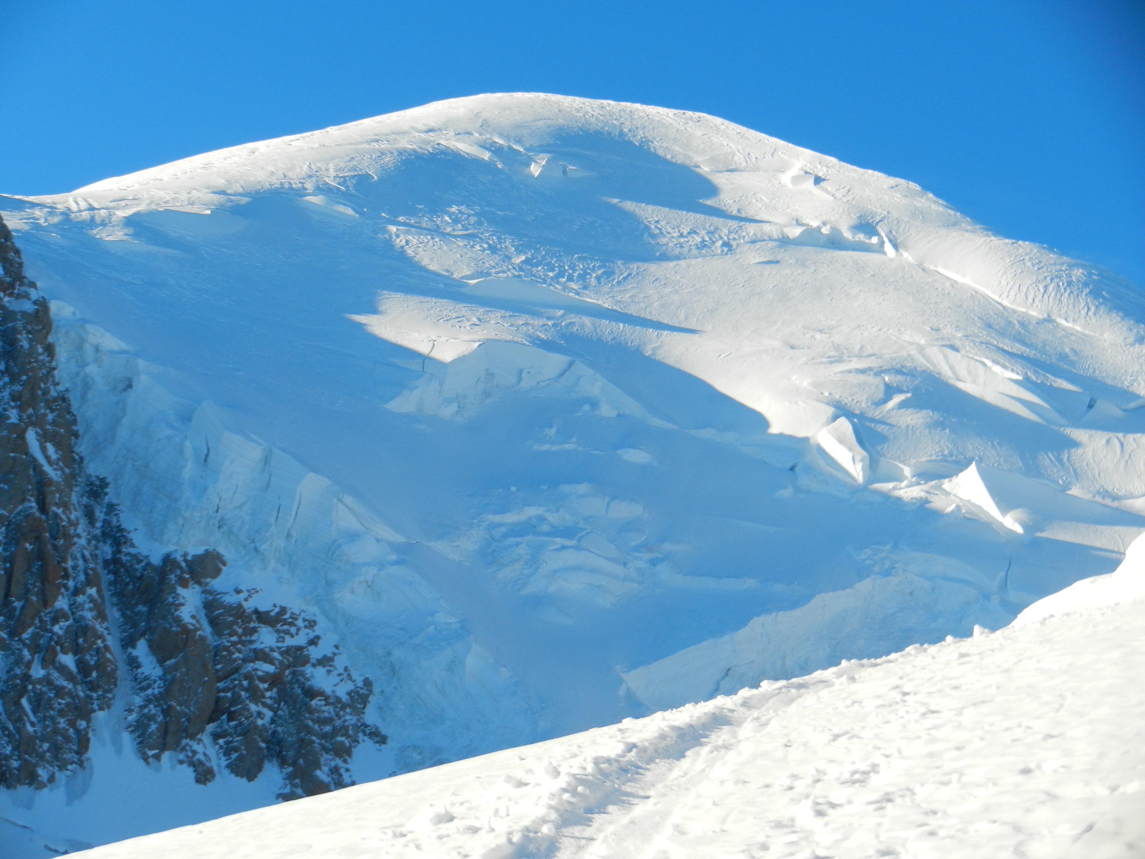 Vue du Mont Blanc sous les rayons du petit matin, si proche et encore si haut...(800m)