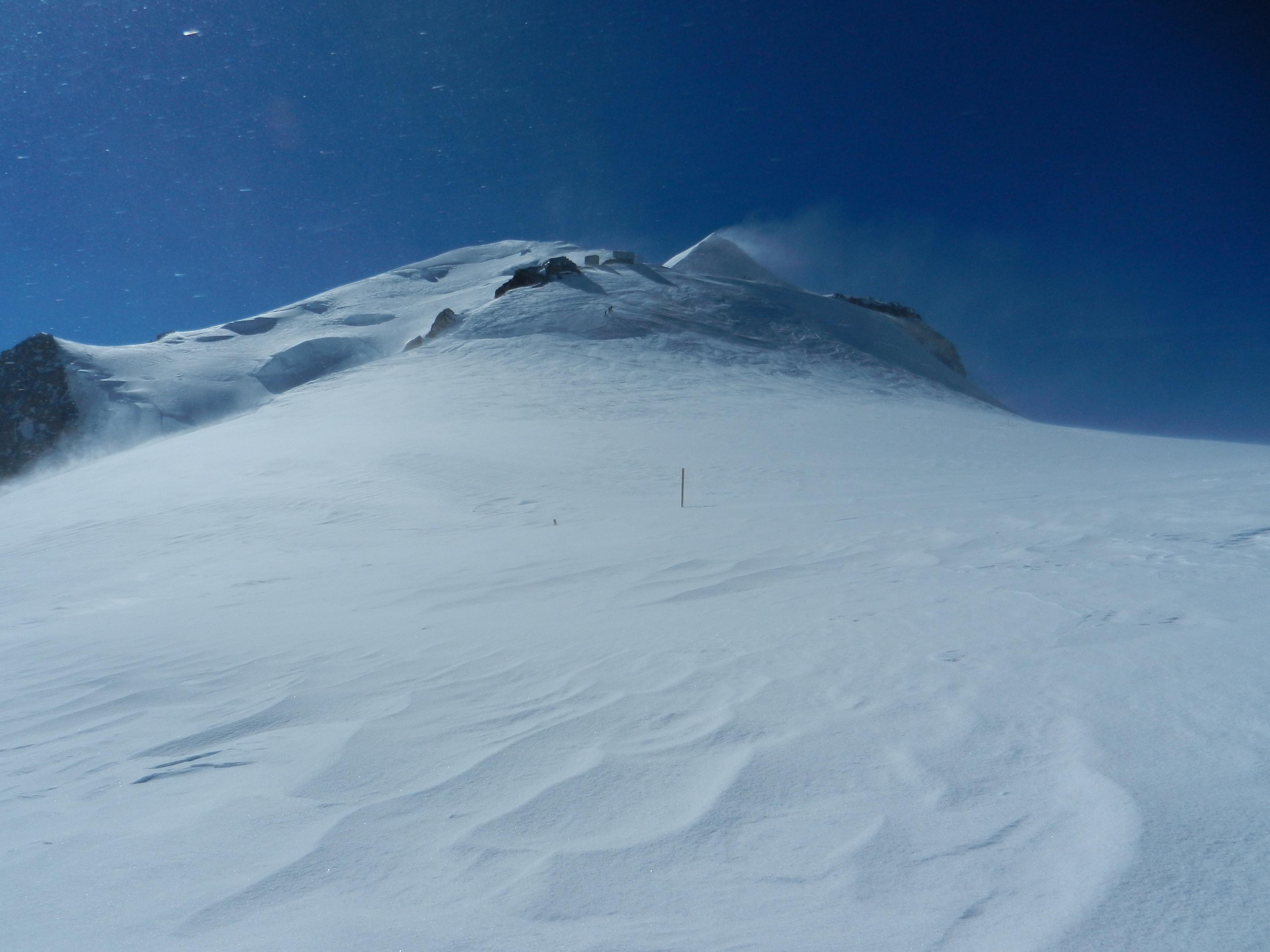 Abri Vallot (4300m) dans la tourmente, m****! On va passer?